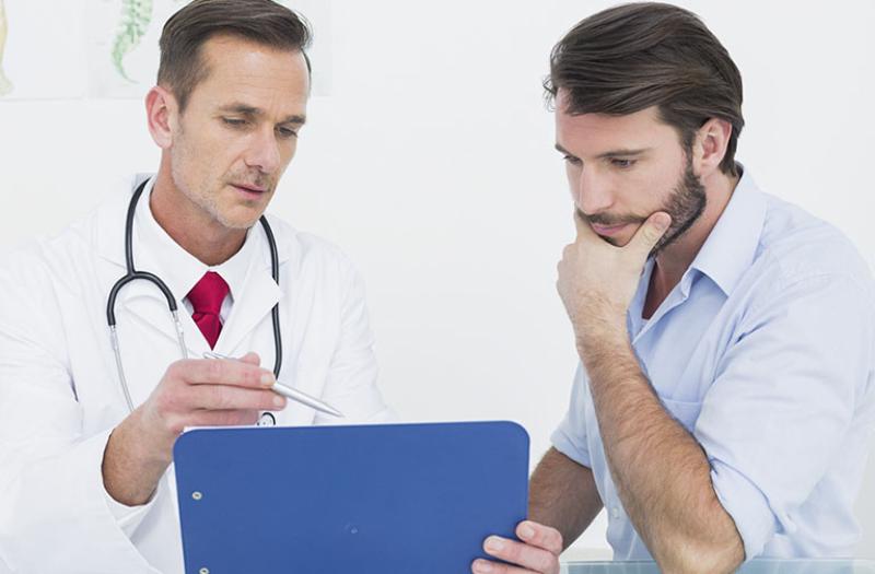 Bác sĩ khai thác bệnh sử và kiểm tra chức năng cương dương