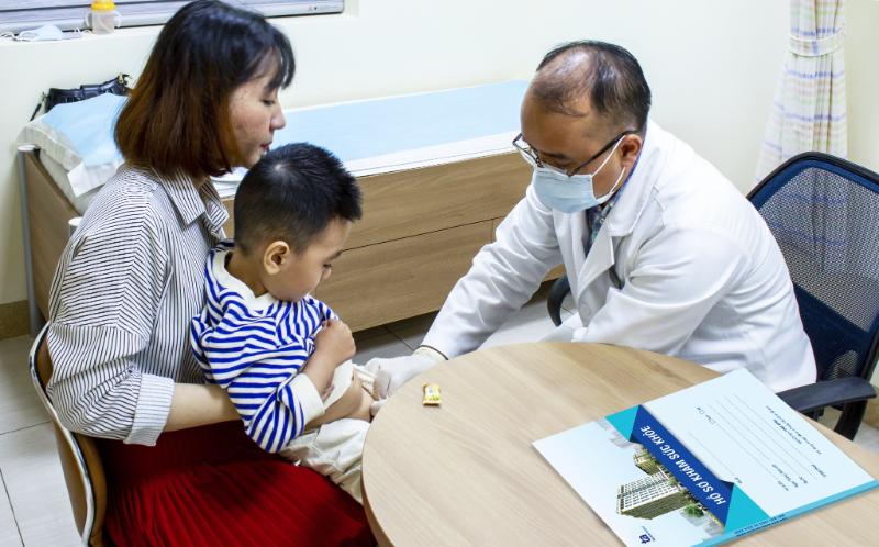 Nong bao quy đầu ở trẻ nhỏ để khắc phục tình trạng thắt nghẹt quy đầu