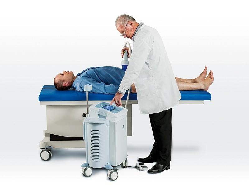 Bác sĩ dùng hệ thống máy quét siêu âm chiếu trực tiếp lên dương vật