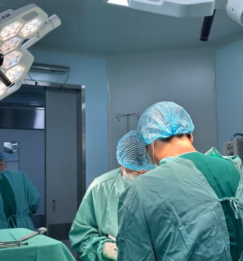 Ekip 99 phẫu thuật làm to