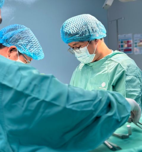Ekip 99 đang phẫu thuật làm to tại An Sinh
