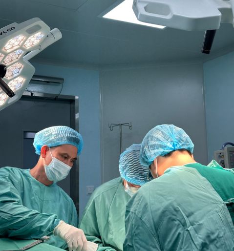 Ekip 99 đang phẫu thuật làm to