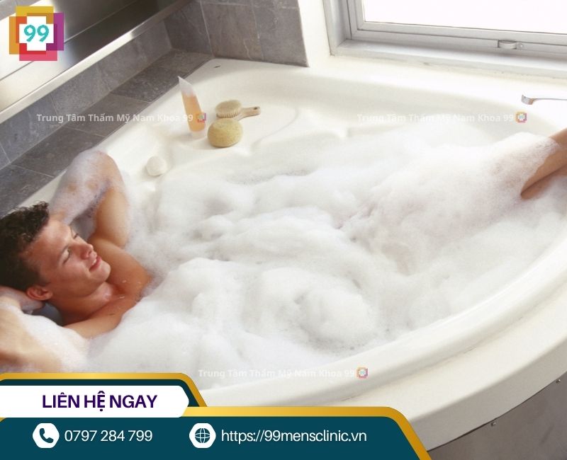 Sau khi cắt bao quy đầu không nên ngâm quá lâu trong bồn tắm
